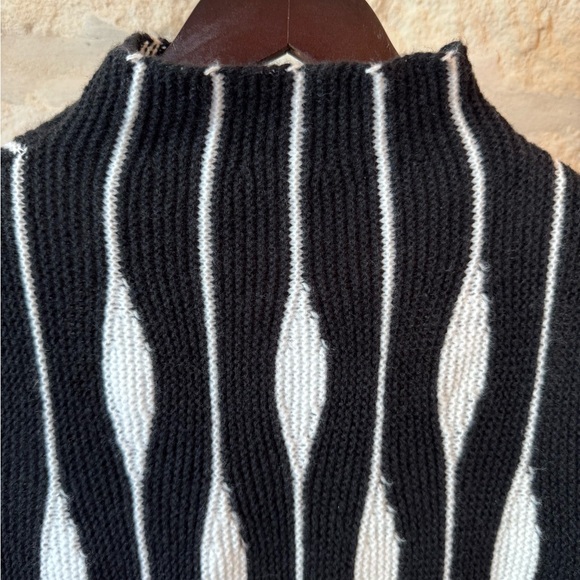 Chic Black and White Turtleneck Sweater - Picture 4 of 4
